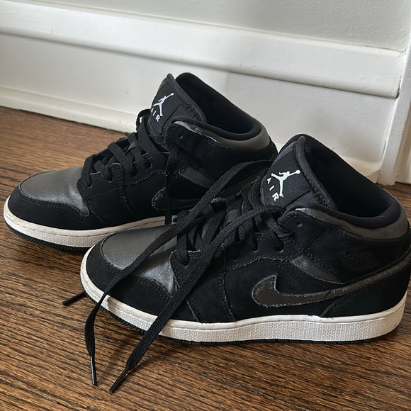 Air jordan mids size 5.5y - Picture 2 of 7